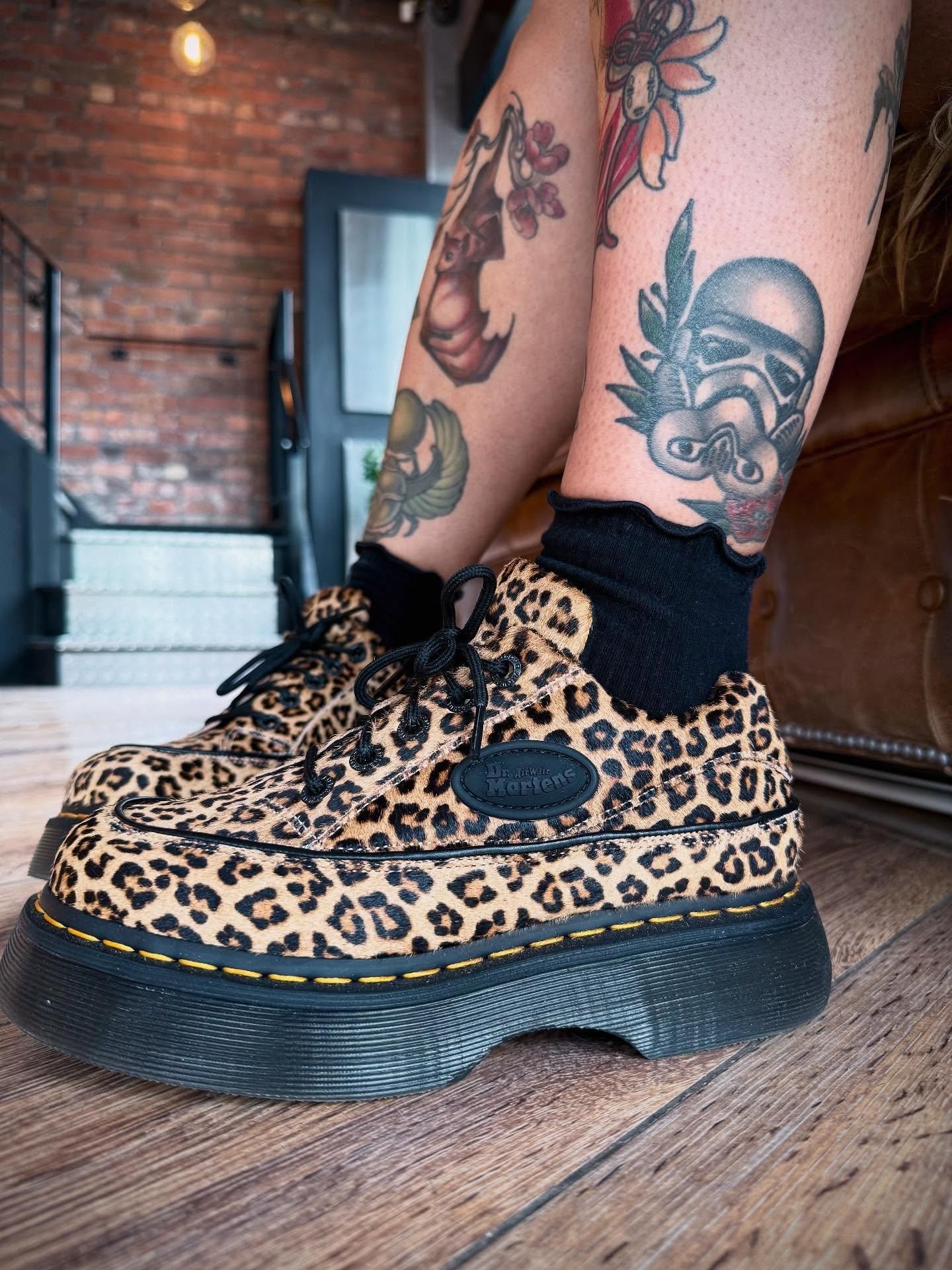 Zapato Buzz de leopardo con 5 ojales en LIGHT TAN | Dr. Martens™